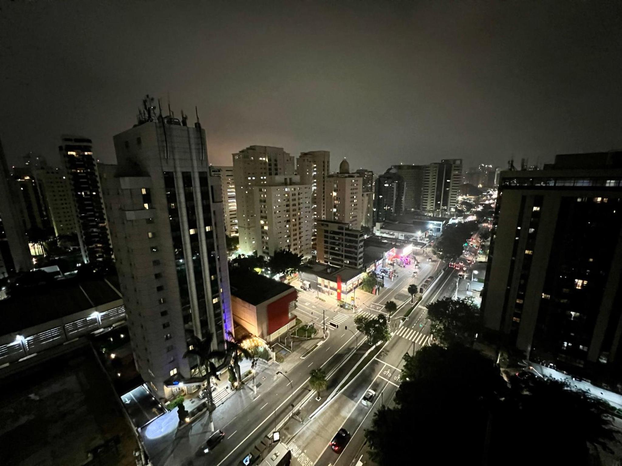 UNU Loft Ibirapuera: piscina, academia, vista cinematográfica.