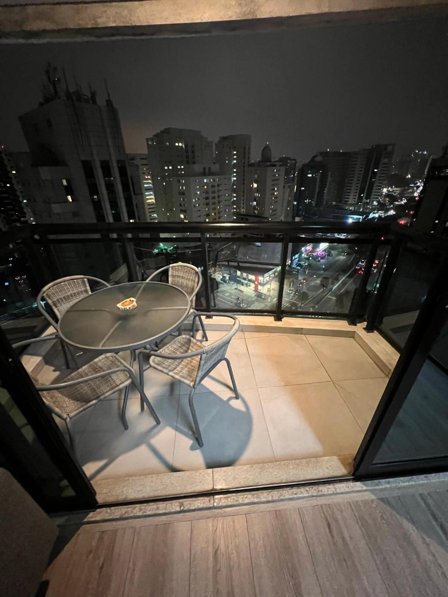 UNU Loft Ibirapuera: piscina, academia, vista cinematográfica.