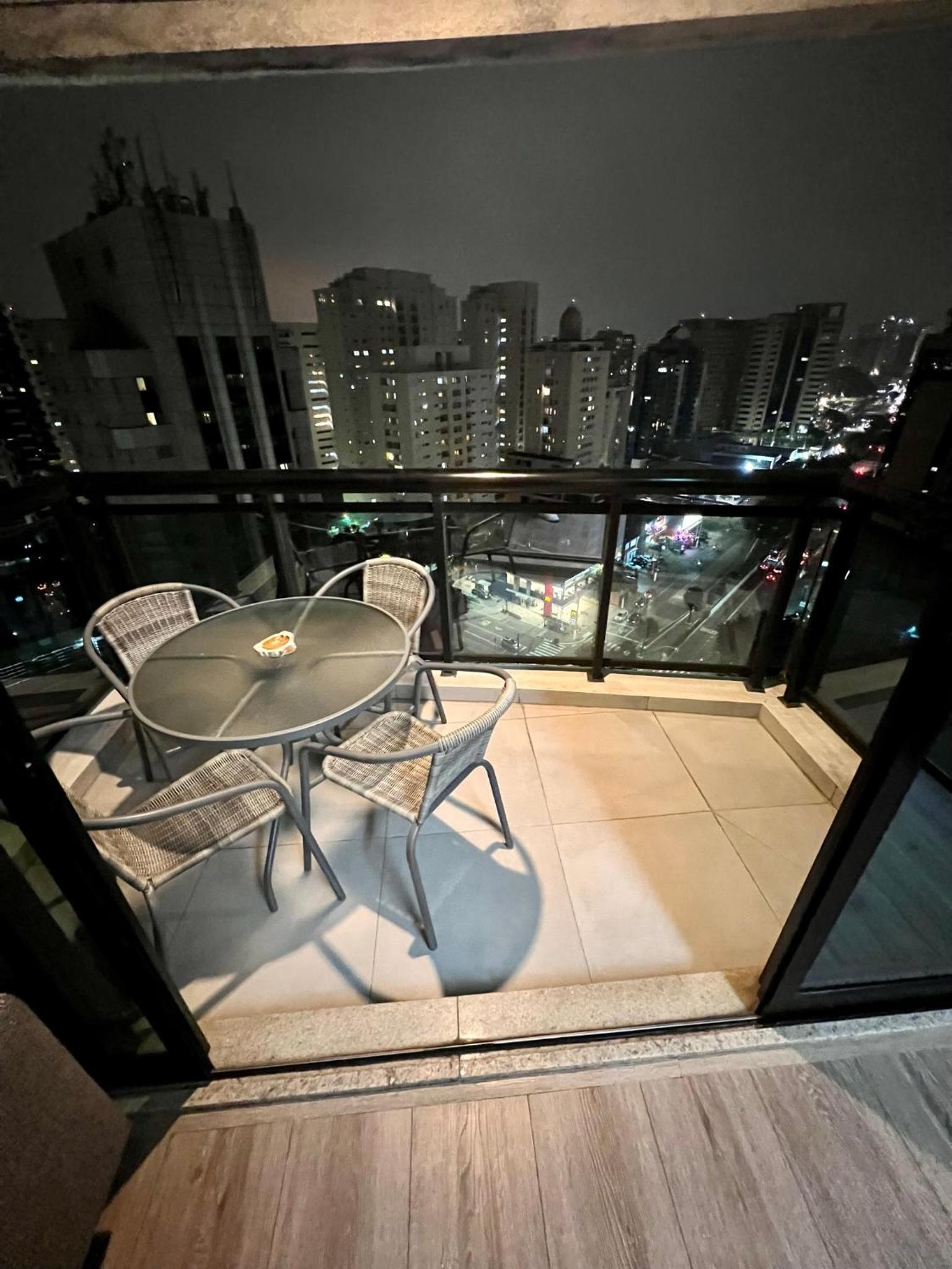 UNU Loft Ibirapuera: piscina, academia, vista cinematográfica.
