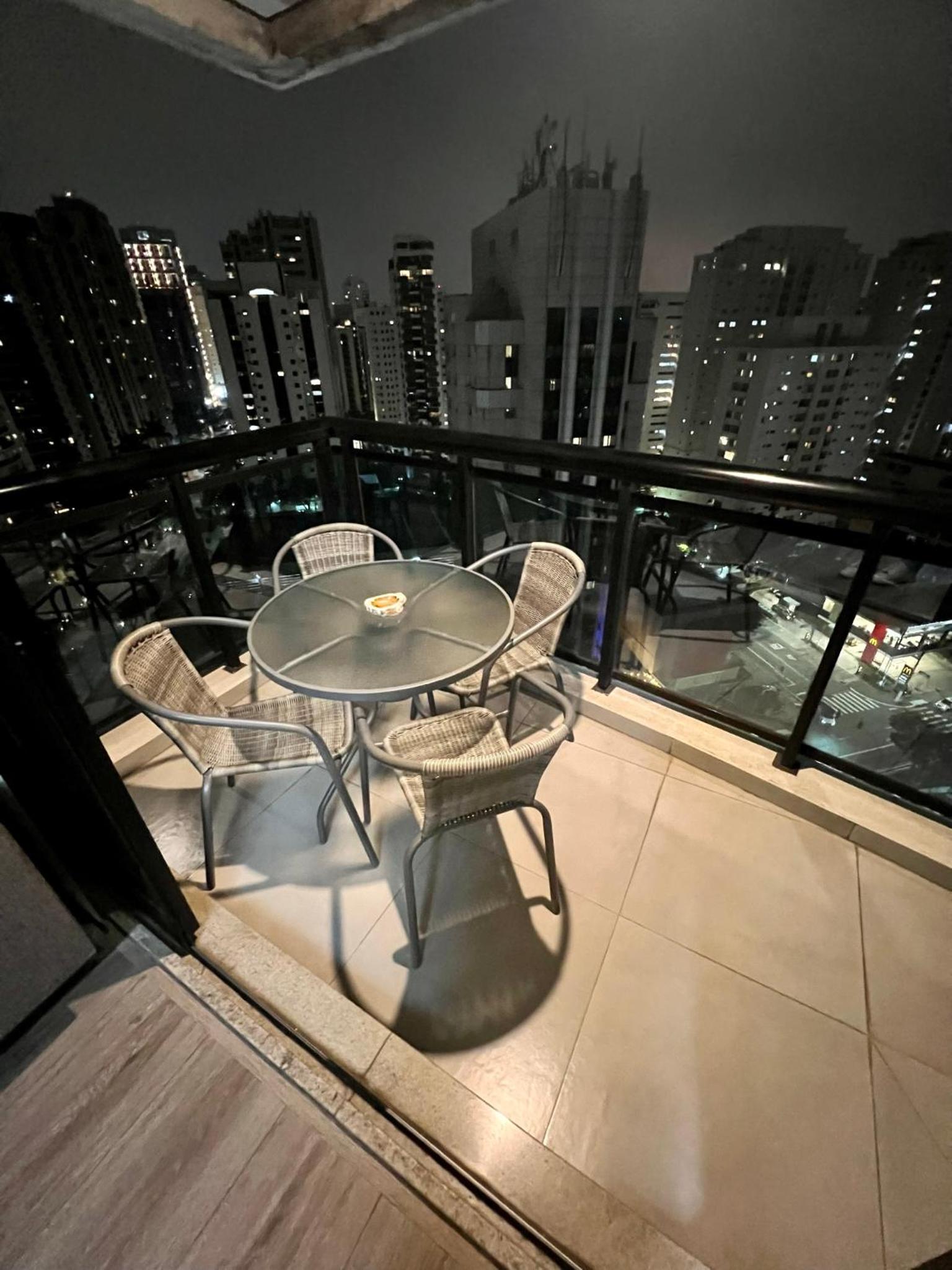 UNU Loft Ibirapuera: piscina, academia, vista cinematográfica.