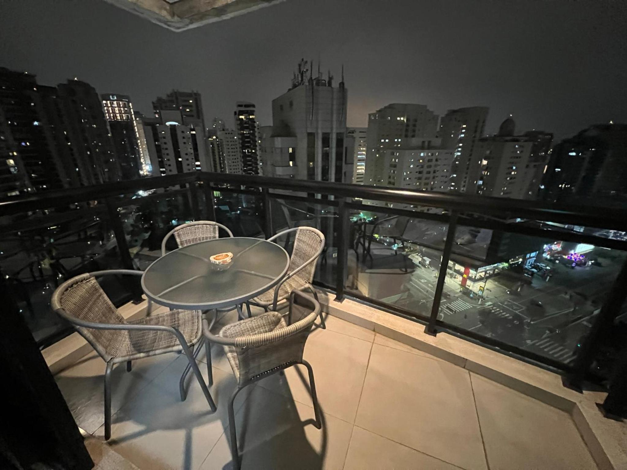 UNU Loft Ibirapuera: piscina, academia, vista cinematográfica.