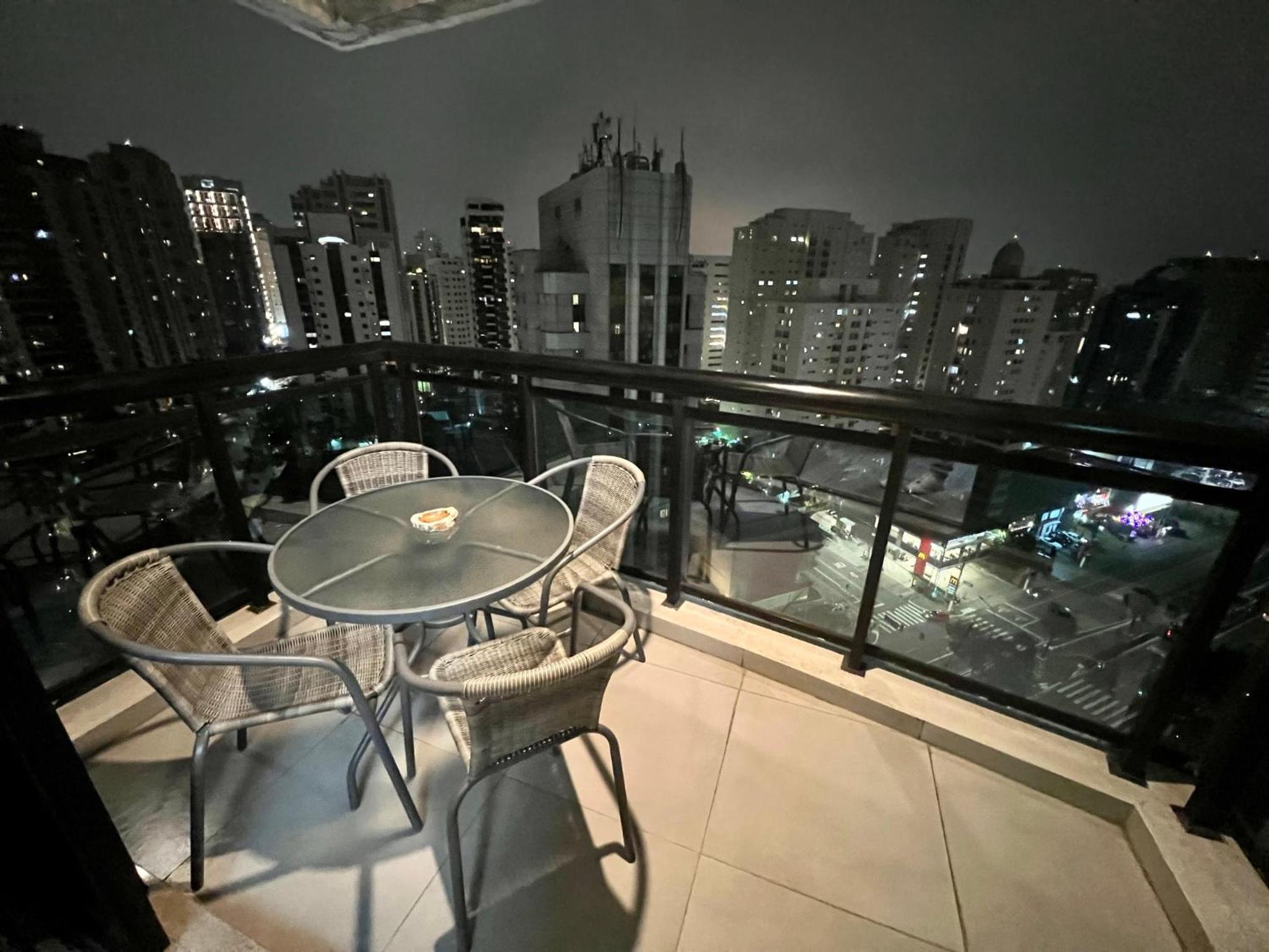 UNU Loft Ibirapuera: piscina, academia, vista cinematográfica.