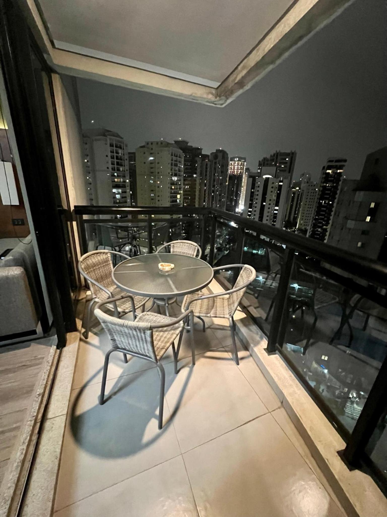 UNU Loft Ibirapuera: piscina, academia, vista cinematográfica.