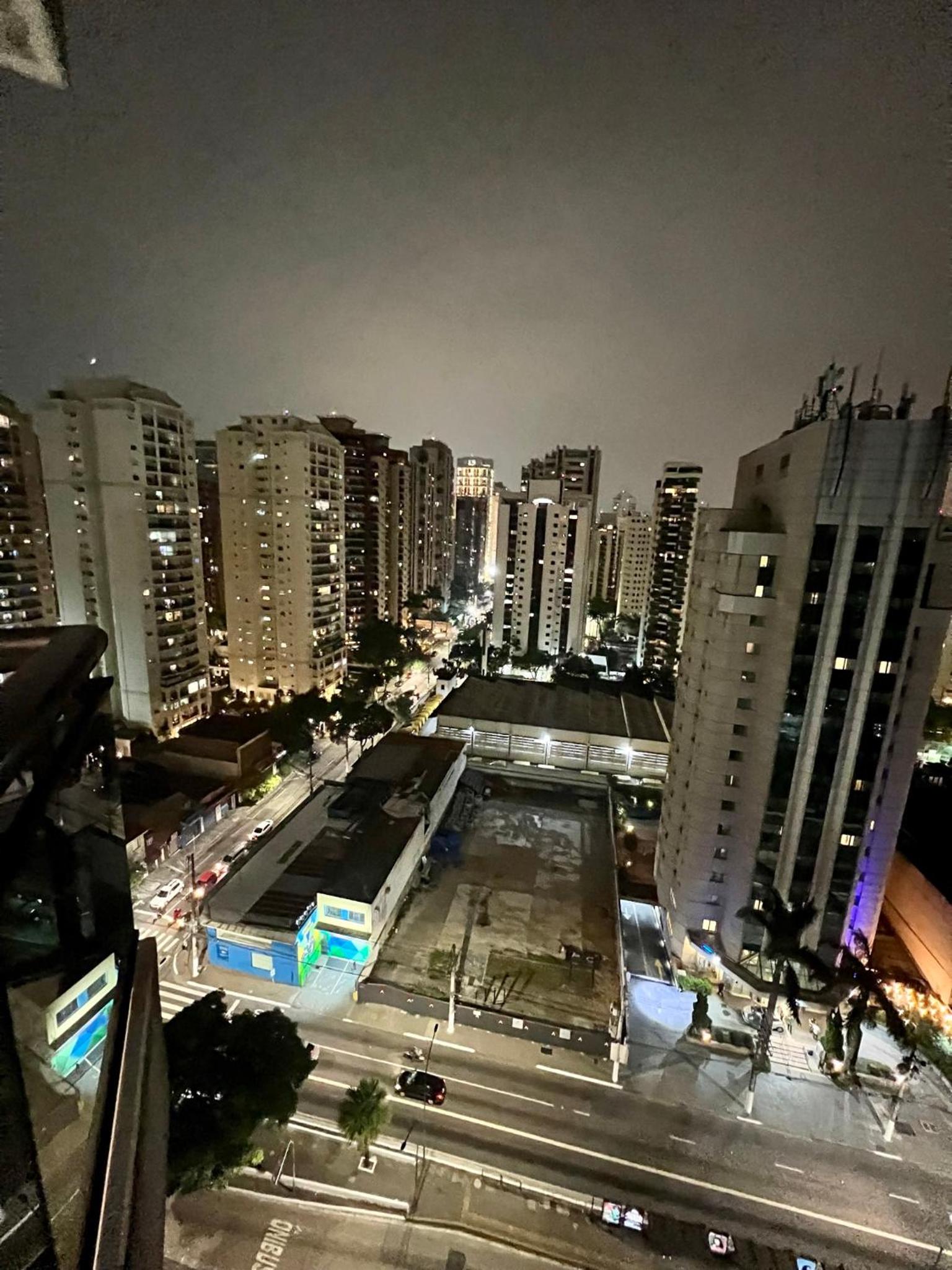 UNU Loft Ibirapuera: piscina, academia, vista cinematográfica.