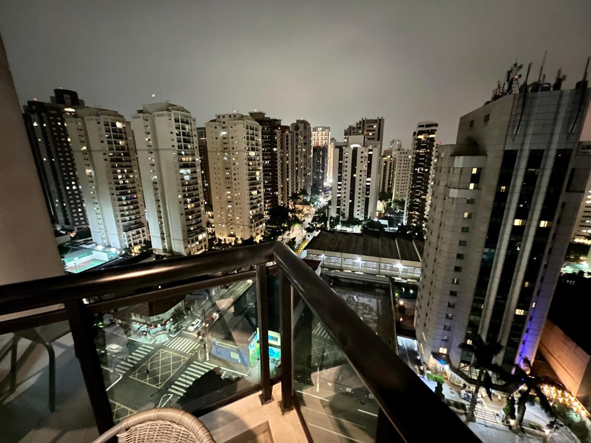 UNU Loft Ibirapuera: piscina, academia, vista cinematográfica.