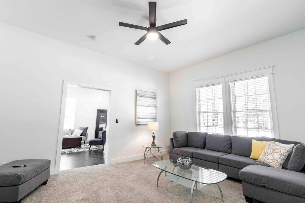 The White Rose Bungalow Near Downtown view 4
