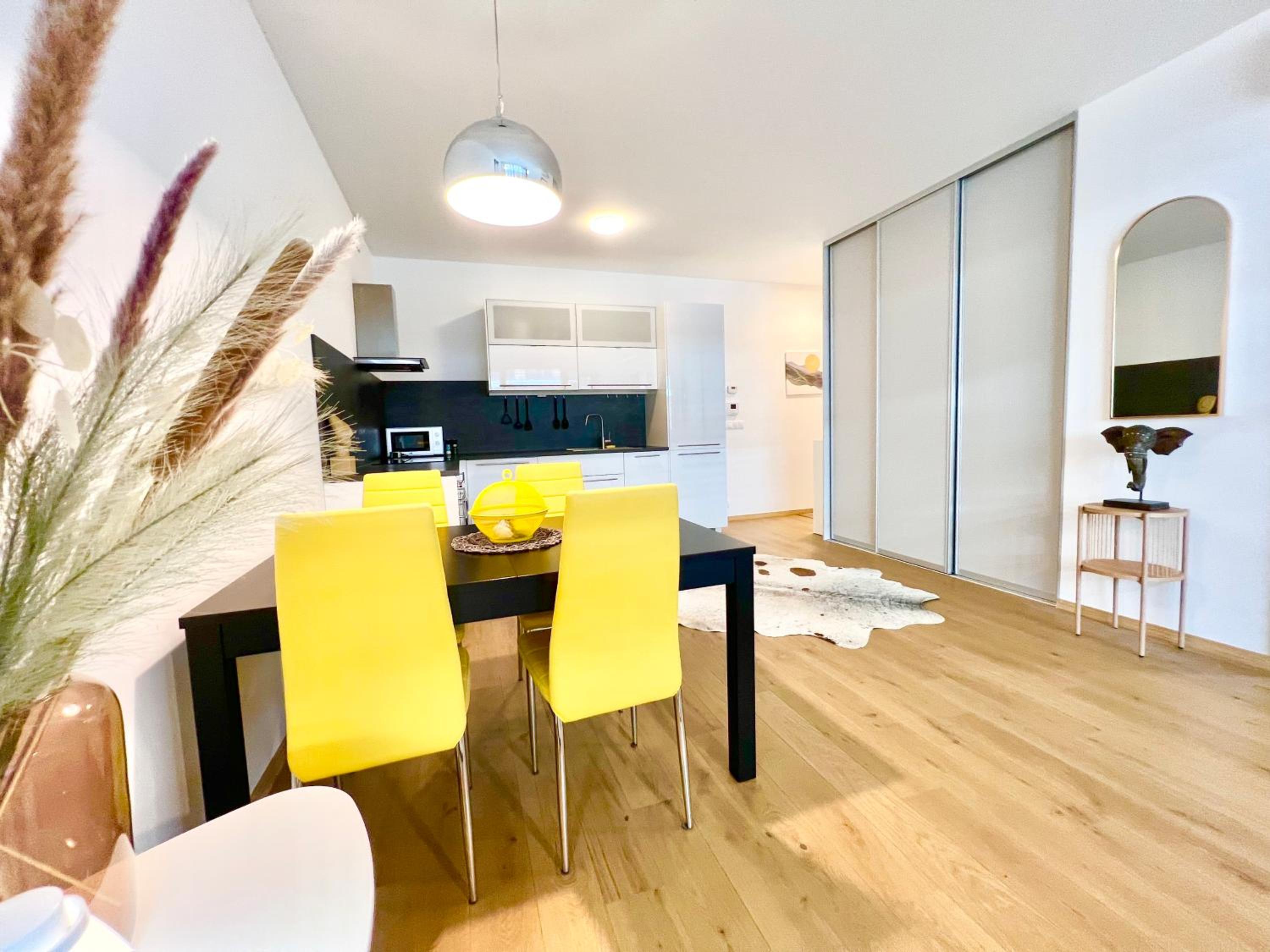 Riverside Luxury Apartment with Garage view 2