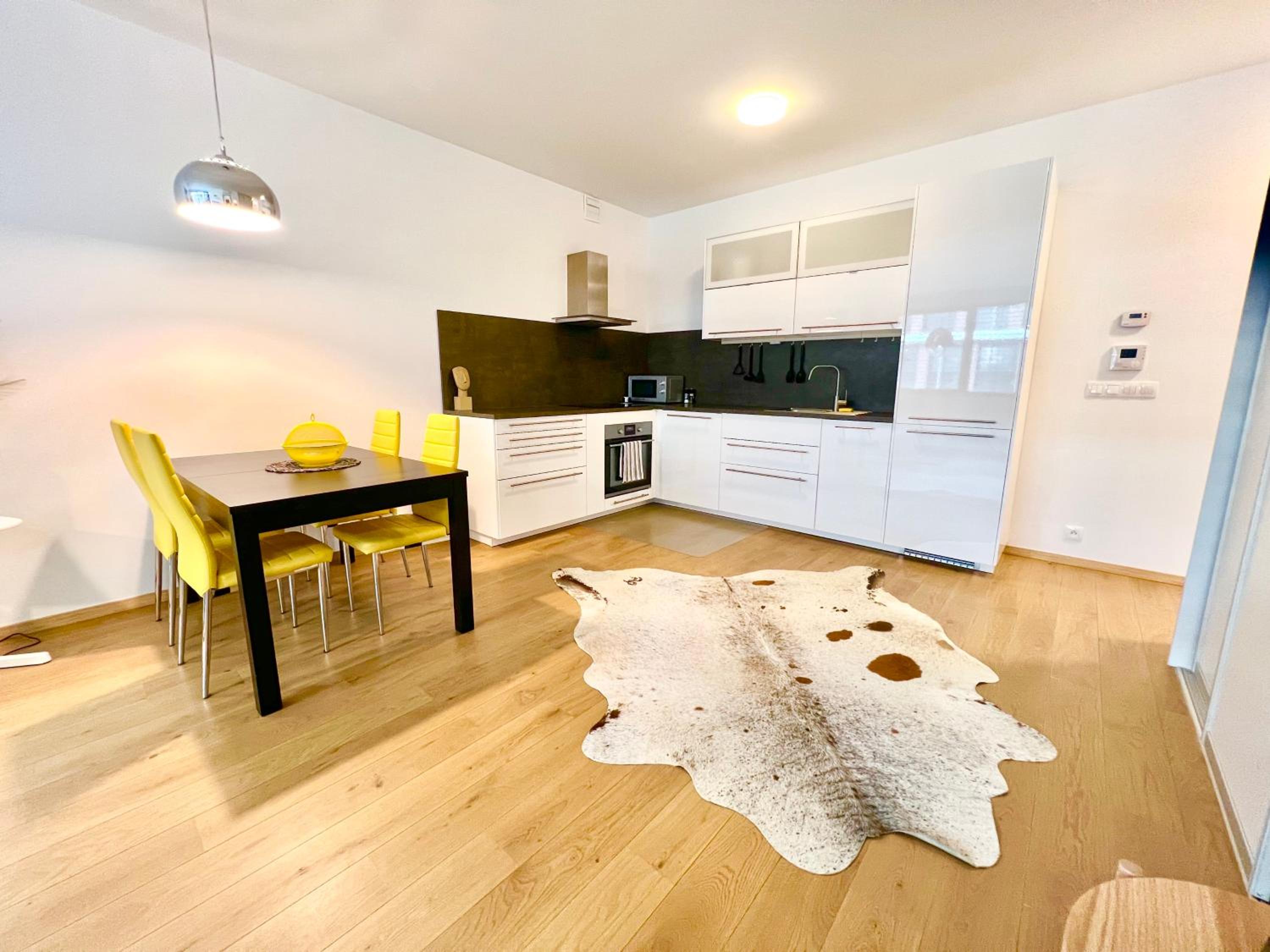 Riverside Luxury Apartment with Garage view 5