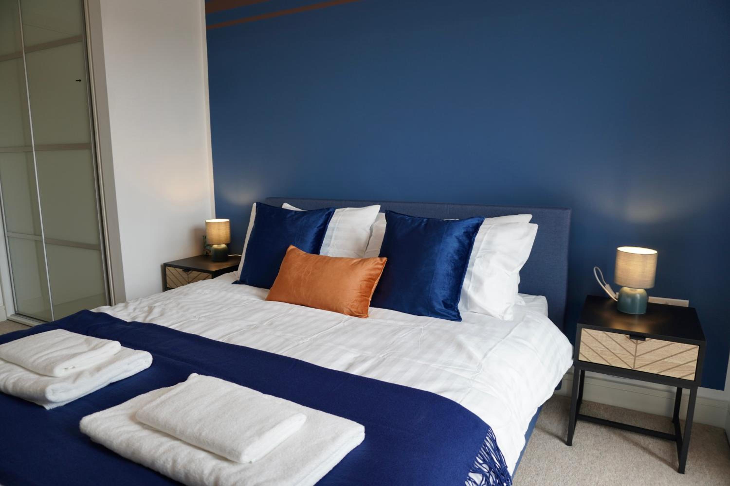 Your Perfect Business Suite, 2 beds 2 bathrooms Apartment, Free Parking, Monthly Stays, Business, Contractors view 4