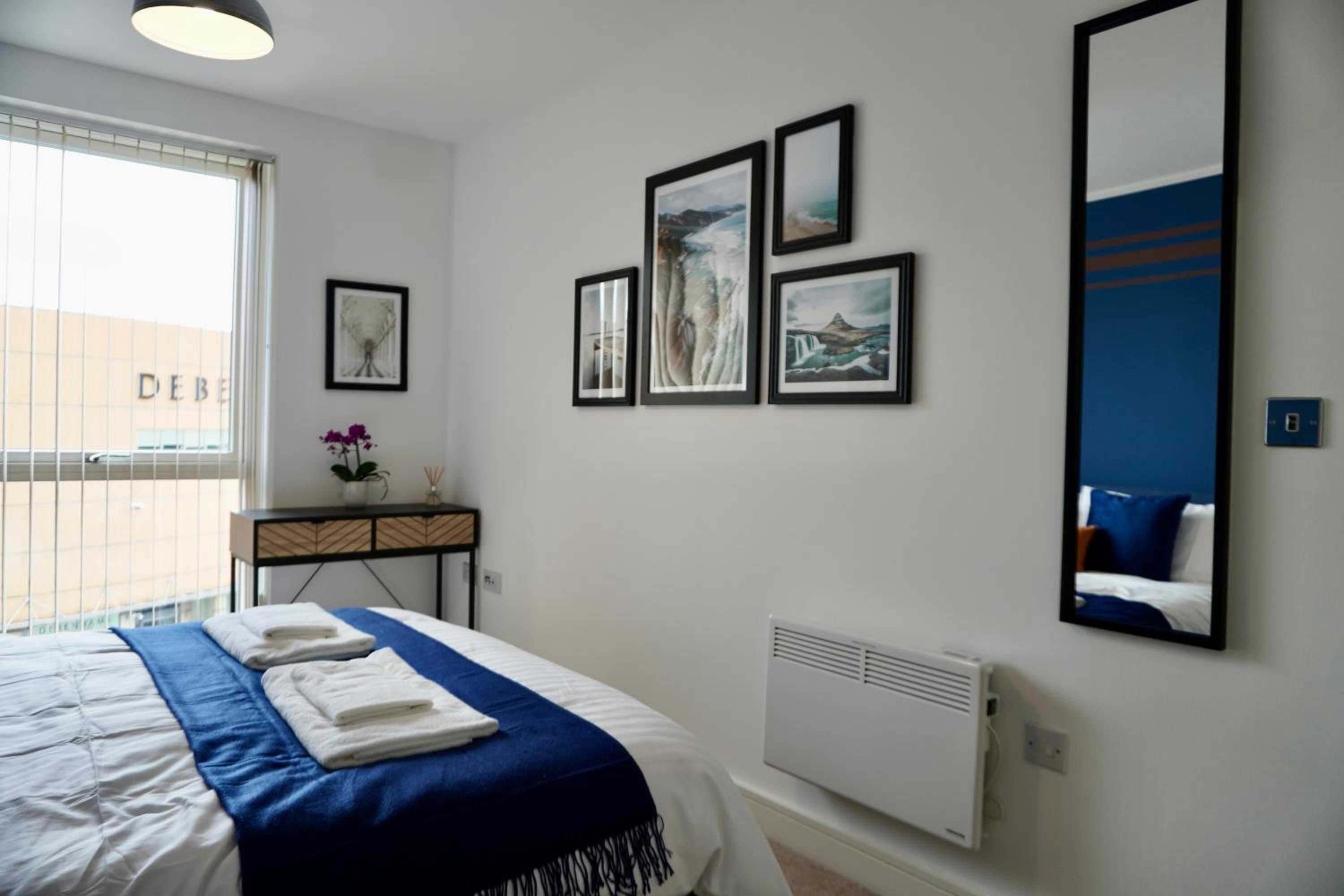 Your Perfect Business Suite, 2 beds 2 bathrooms Apartment, Free Parking, Monthly Stays, Business, Contractors view 5