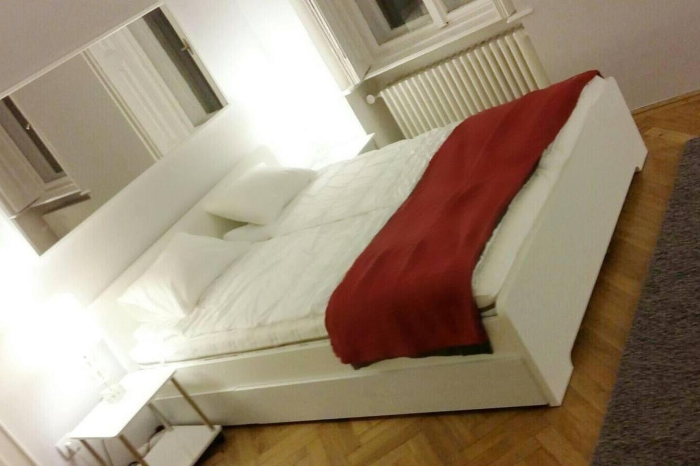1 Bedroom Apartment Sleeps 2 -Balcony -Lift Access