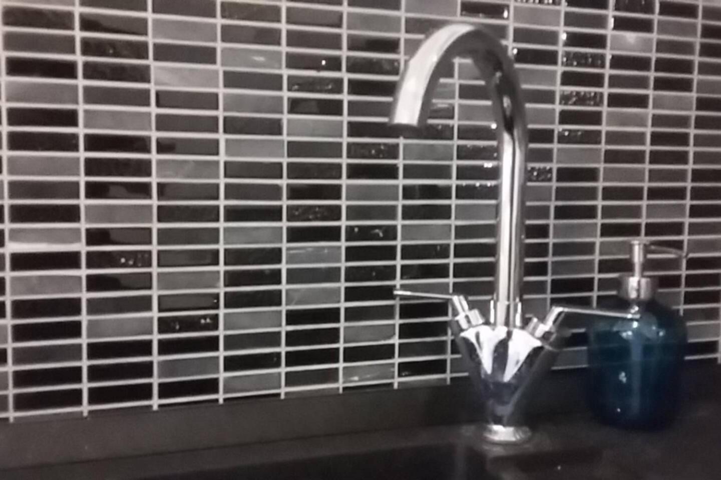 1 Bedroom Apartment Sleeps 2 -Balcony -Lift Access
