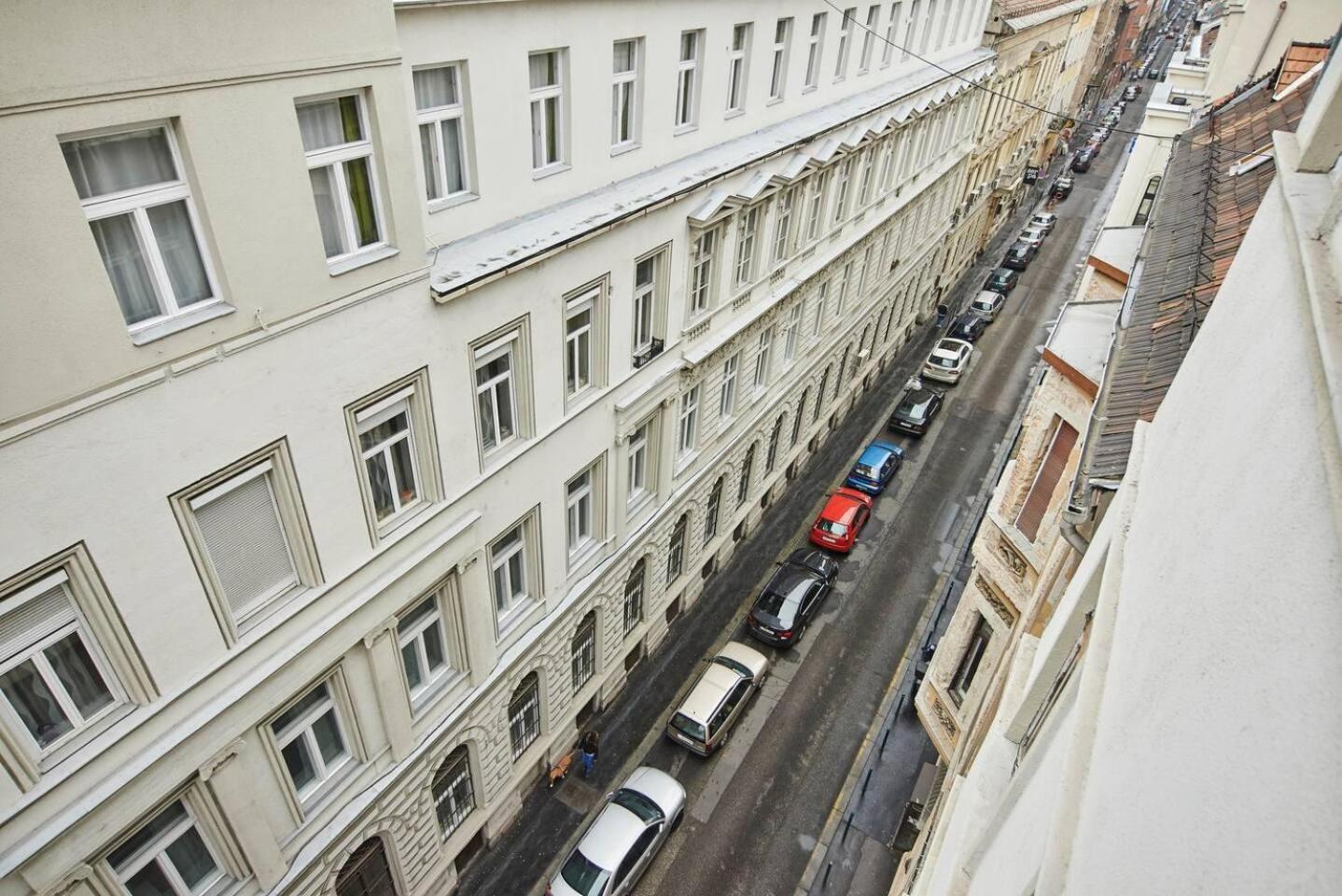 1 Bedroom Apartment Sleeps 2 -Balcony -Lift Access