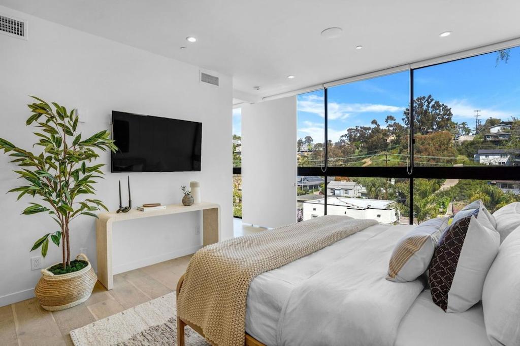 Experience Eco-Luxury at its Finest - Centrally Located Clea House in San Diego! view 4