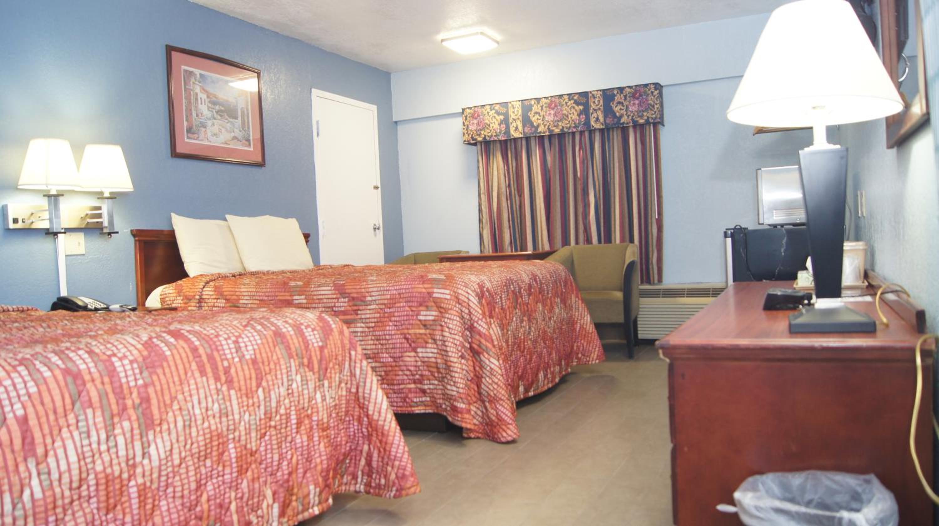 McAlester Vacations - Holiday Lodge  Suites - Property Image 2