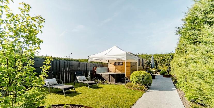 Roulotte du puits avec jacuzzi et sauna privatif