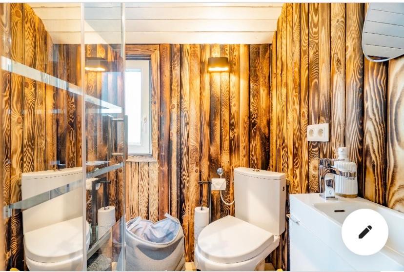 Roulotte du puits avec jacuzzi et sauna privatif
