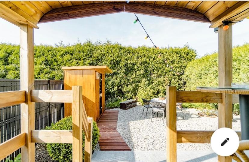 Roulotte du puits avec jacuzzi et sauna privatif