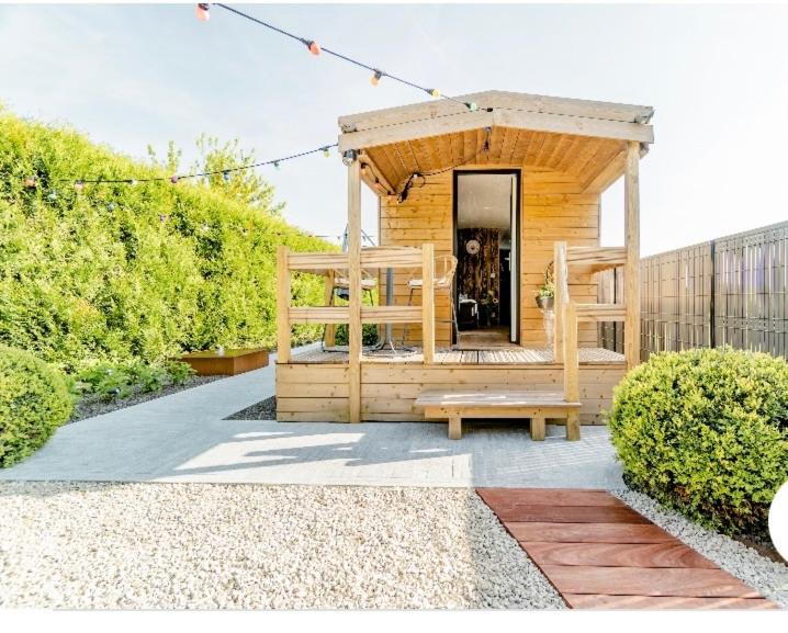 Roulotte du puits avec jacuzzi et sauna privatif