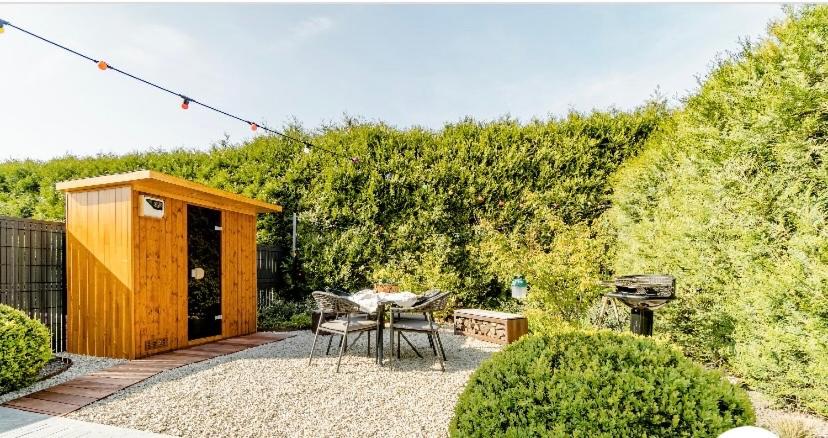 Roulotte du puits avec jacuzzi et sauna privatif