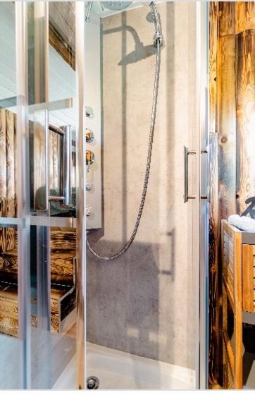 Roulotte du puits avec jacuzzi et sauna privatif