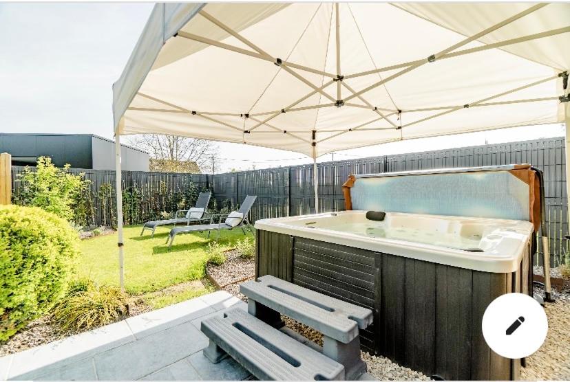 Roulotte du puits avec jacuzzi et sauna privatif