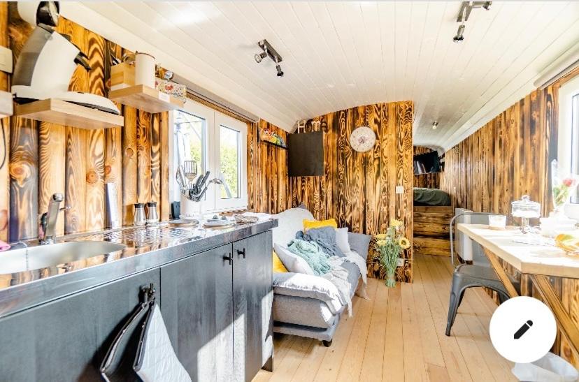 Roulotte du puits avec jacuzzi et sauna privatif