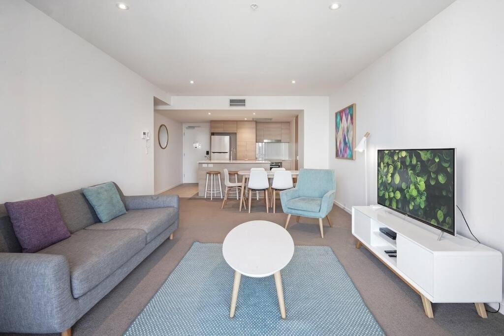 Broadbeach apartment level 10 with Beach Views
