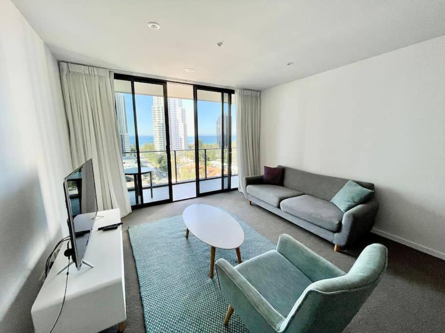 Broadbeach apartment level 10 with Beach Views