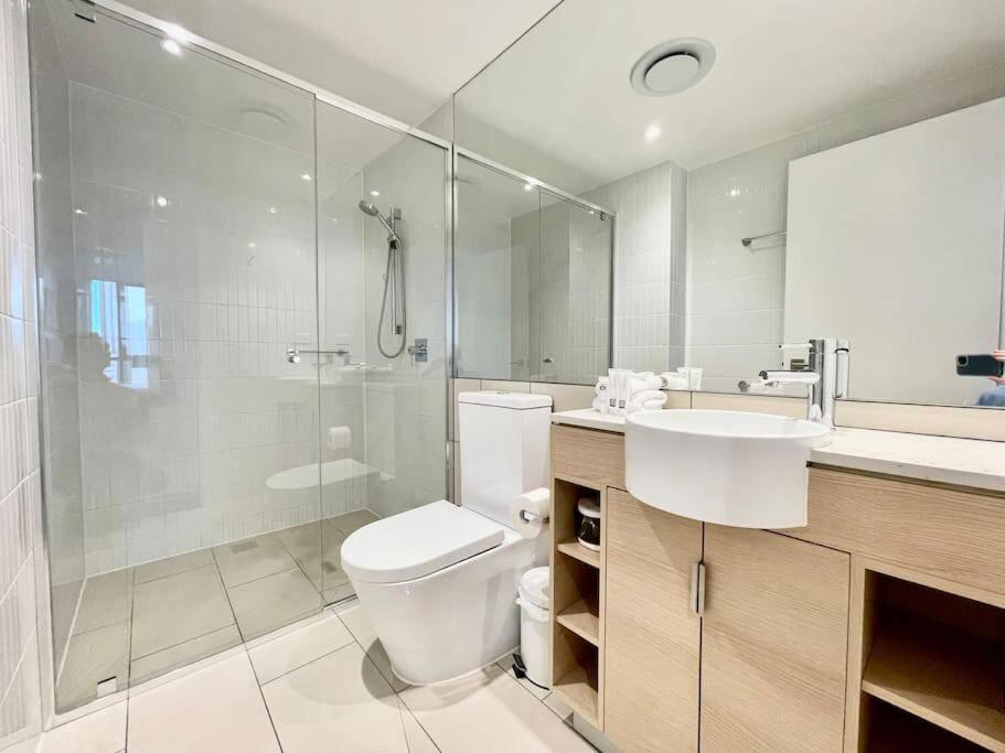 Broadbeach apartment level 10 with Beach Views