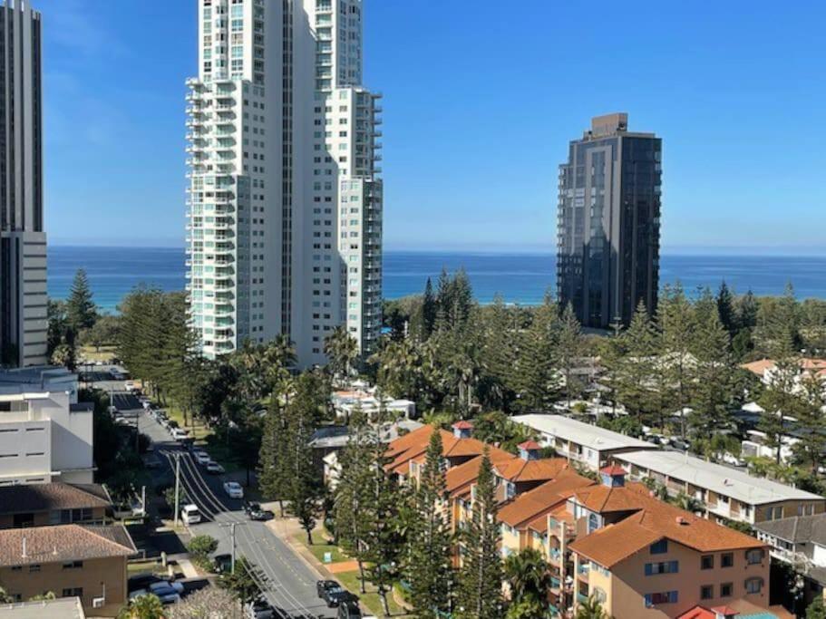 Broadbeach apartment level 10 with Beach Views