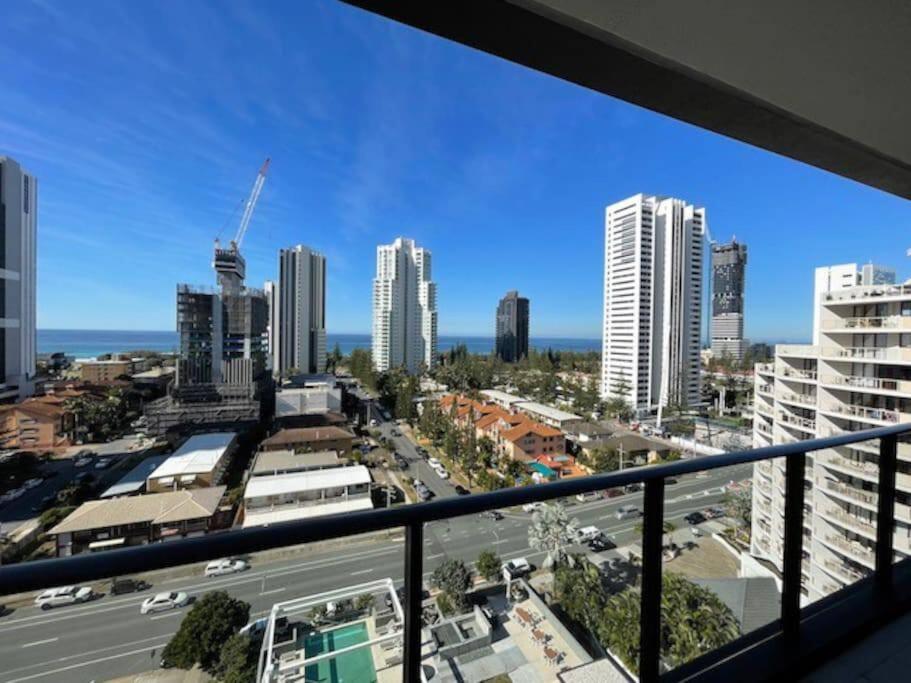 Broadbeach apartment level 10 with Beach Views