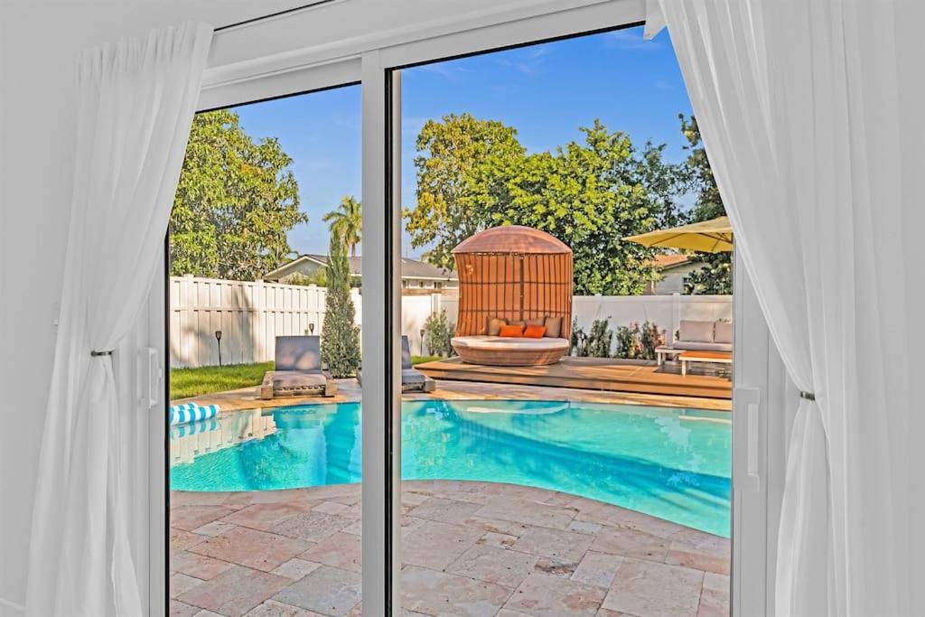 Luxury Hollywood Home, Heated Pool, Casino Nearby view 4
