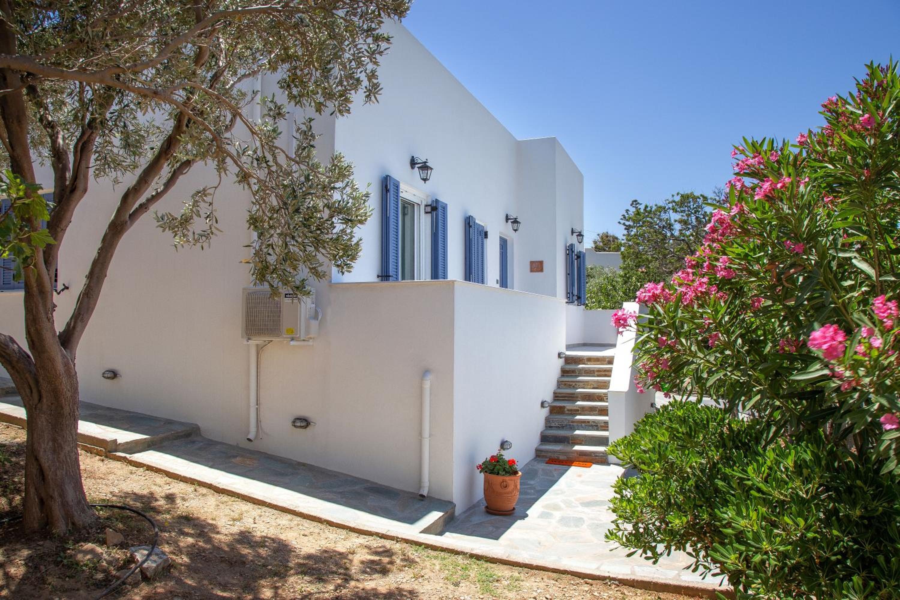 Ruby's summer house with spacious garden and free parking