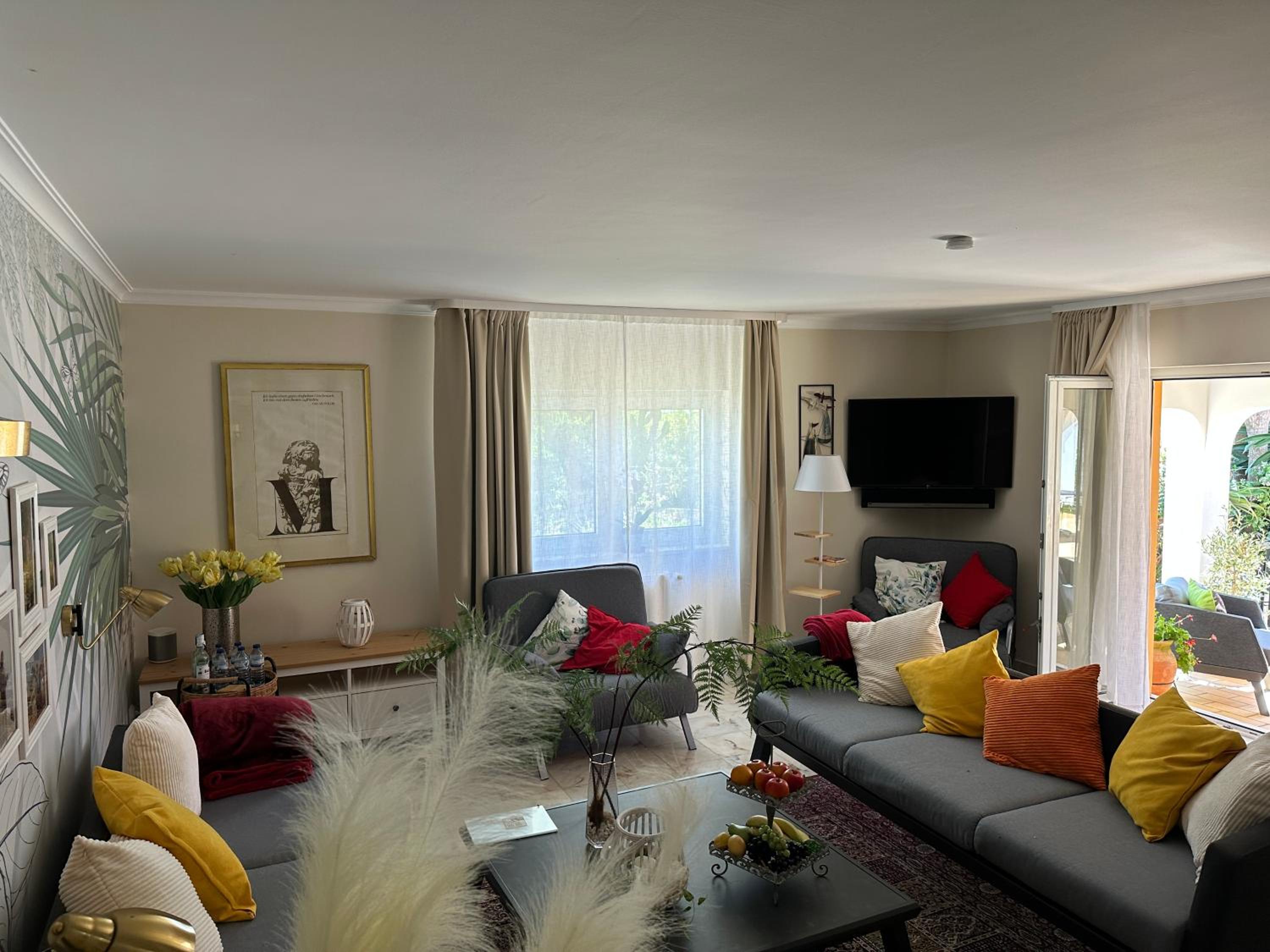 Villa Lagos Algarve for families & friends, 6 bedrooms, 7 bathrooms, pool, BBQ, central heating