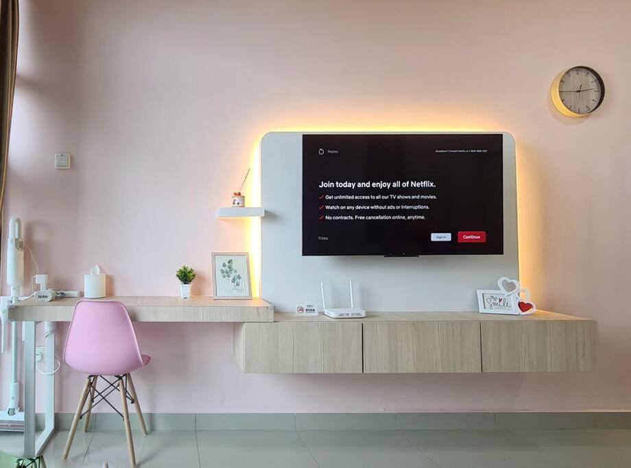 Romantic muji studio balcony high floor Free Netflix