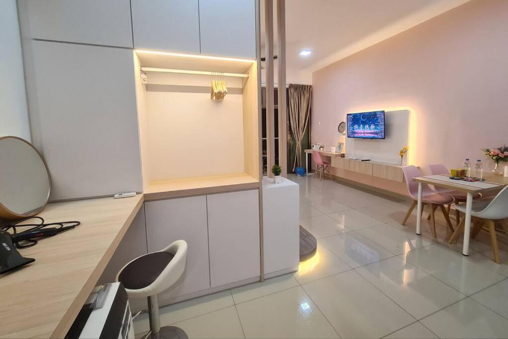 Romantic muji studio balcony high floor Free Netflix