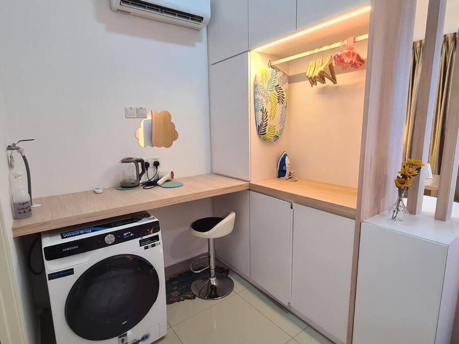 Romantic muji studio balcony high floor Free Netflix