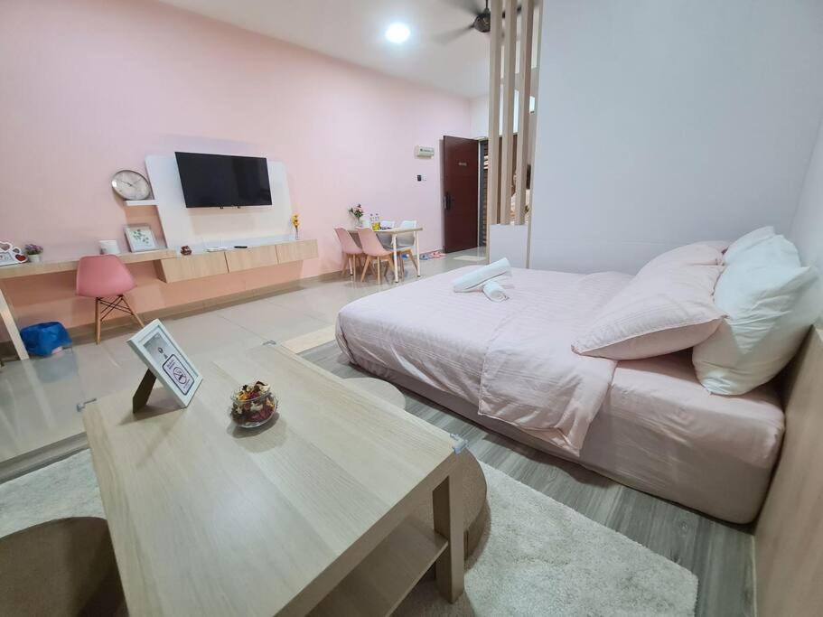 Romantic muji studio balcony high floor Free Netflix