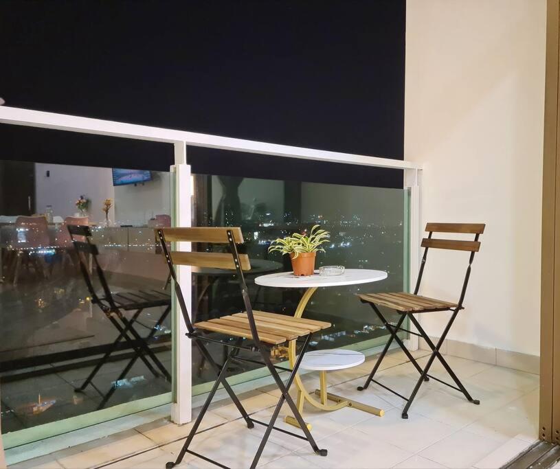 Romantic muji studio balcony high floor Free Netflix
