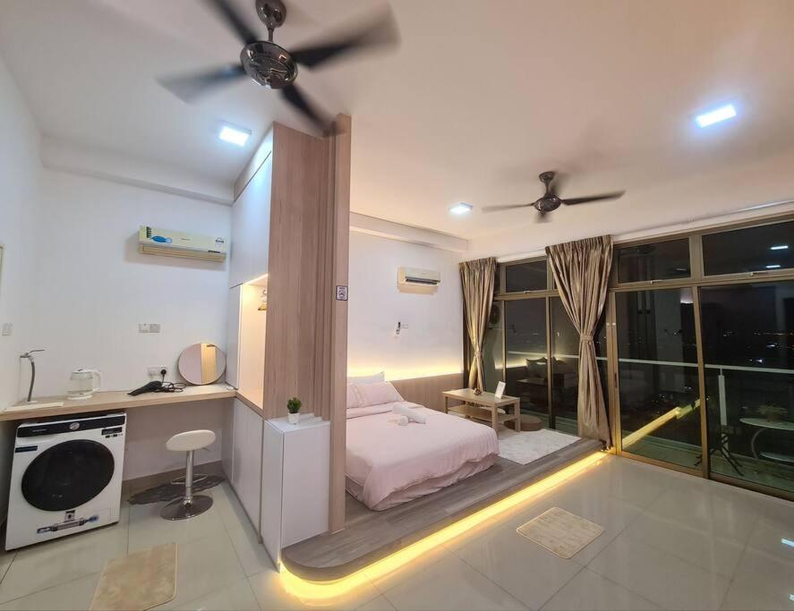 Romantic muji studio balcony high floor Free Netflix