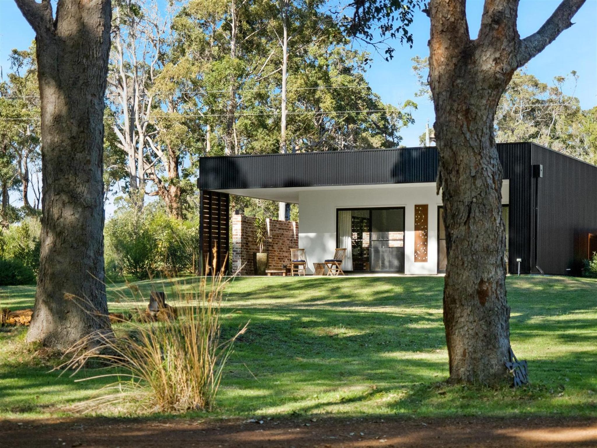 Hotel Simala Retreat - Image 1