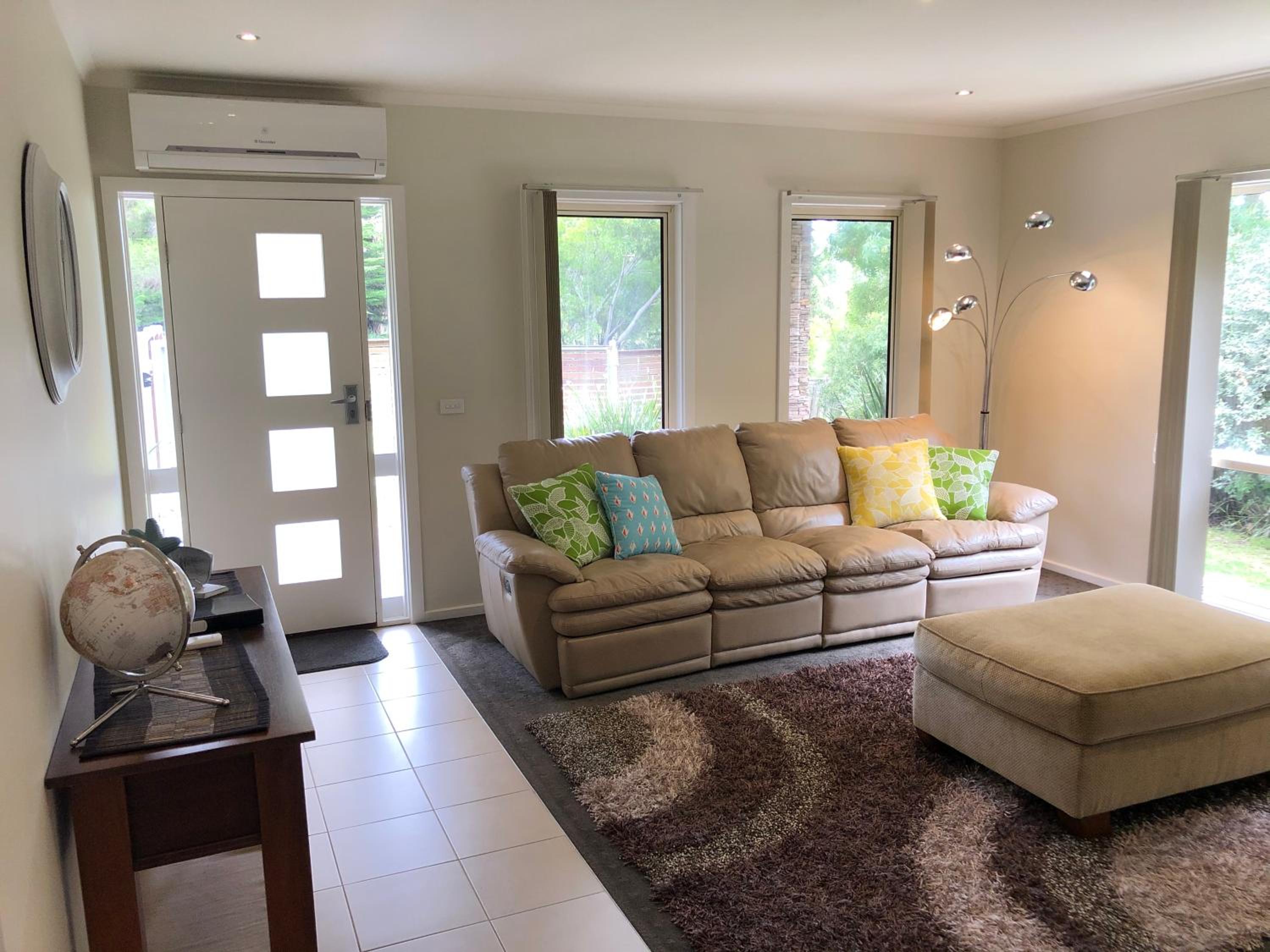 Grand Escape McKenzie - solar heated Pool WiFi, Netflix 5 bdrm 4bthrm, free 8kW EV chging