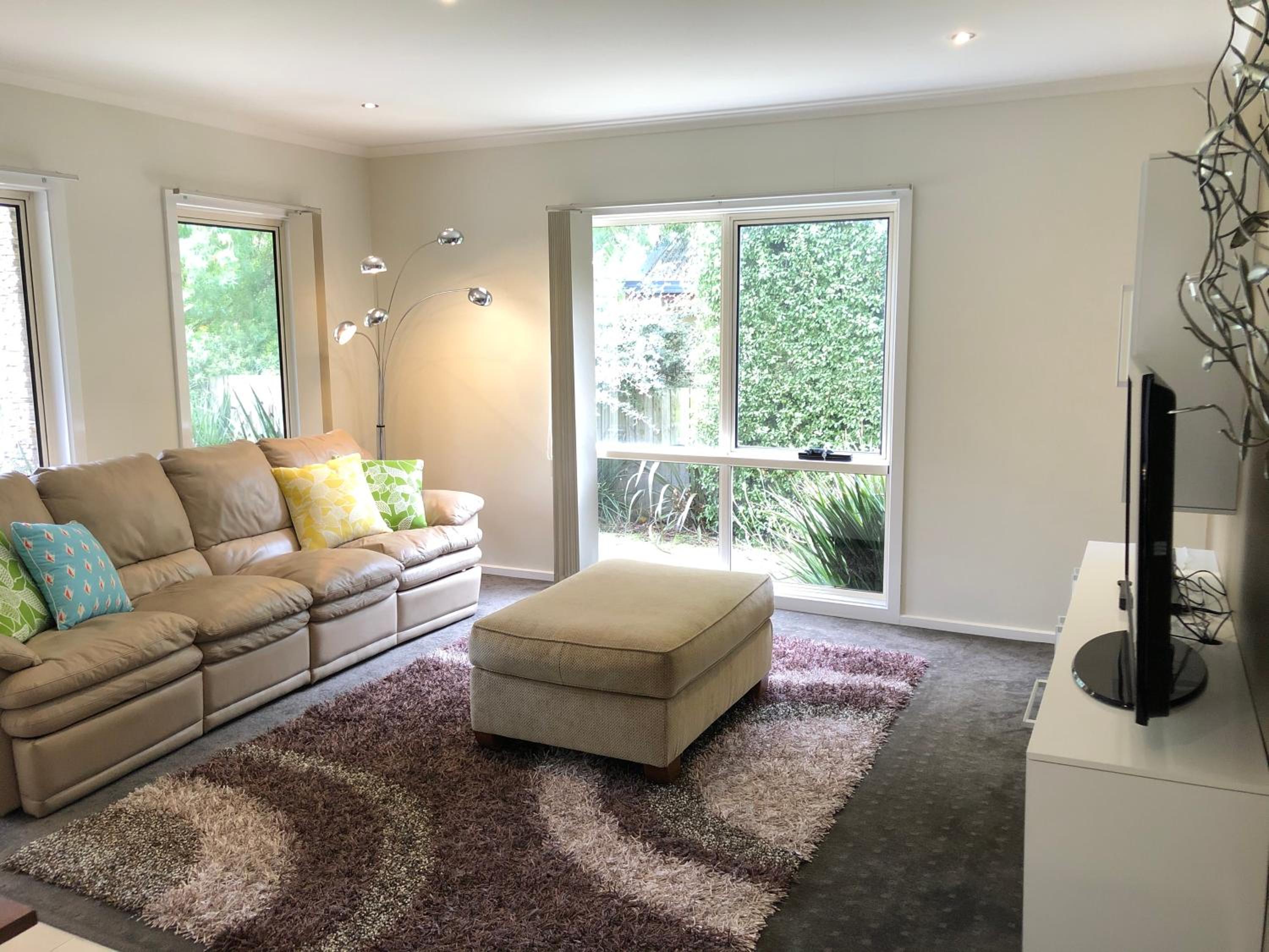 Grand Escape McKenzie - solar heated Pool WiFi, Netflix 5 bdrm 4bthrm, free 8kW EV chging