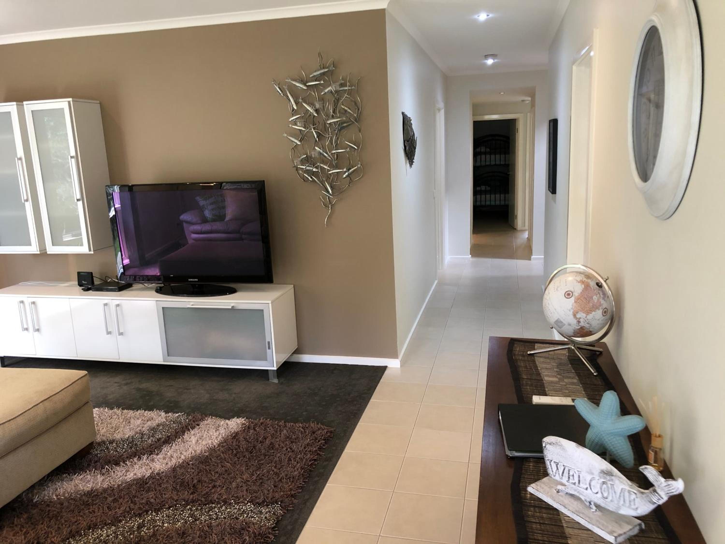 Grand Escape McKenzie - solar heated Pool WiFi, Netflix 5 bdrm 4bthrm, free 8kW EV chging
