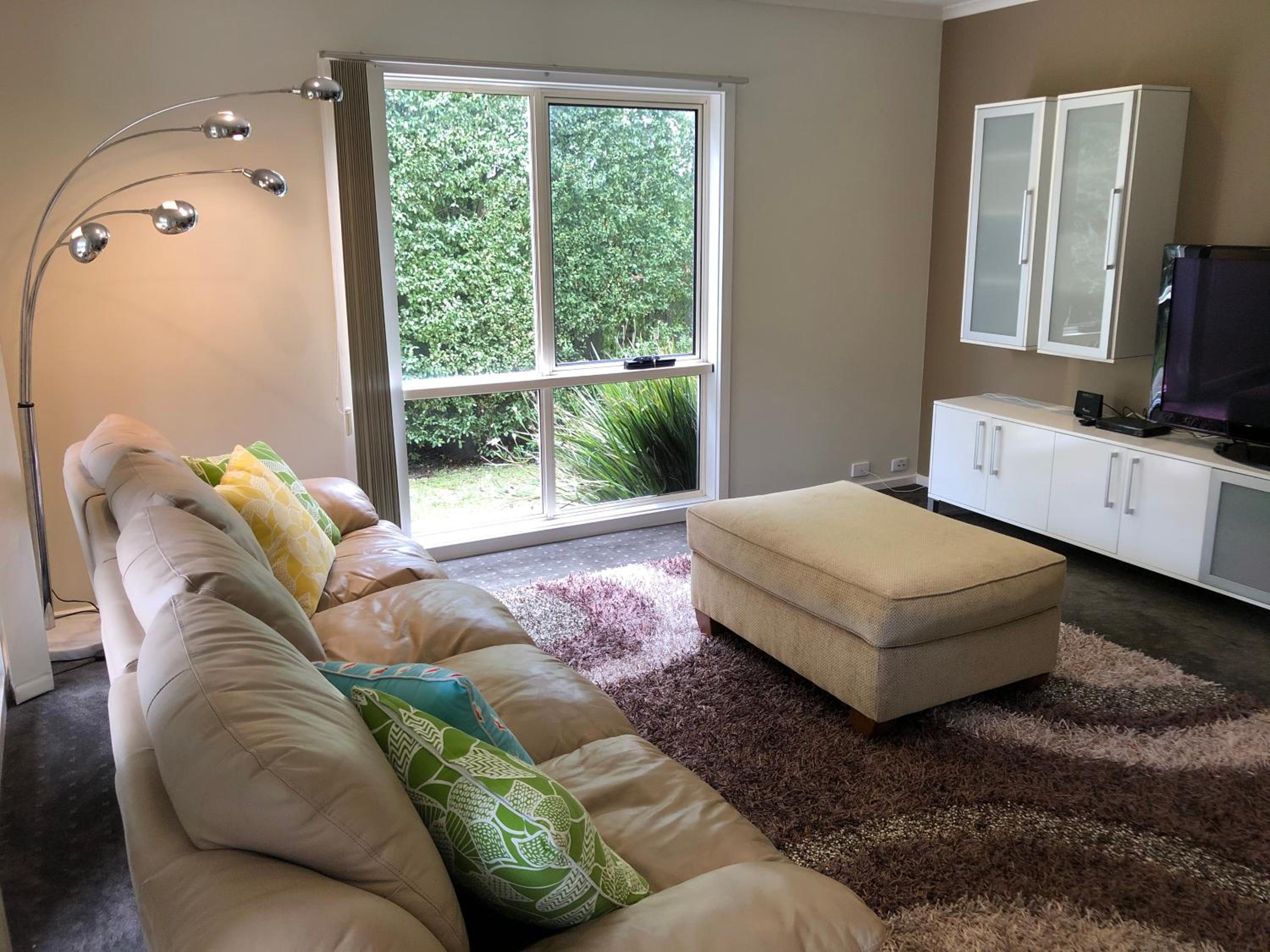 Grand Escape McKenzie - solar heated Pool WiFi, Netflix 5 bdrm 4bthrm, free 8kW EV chging