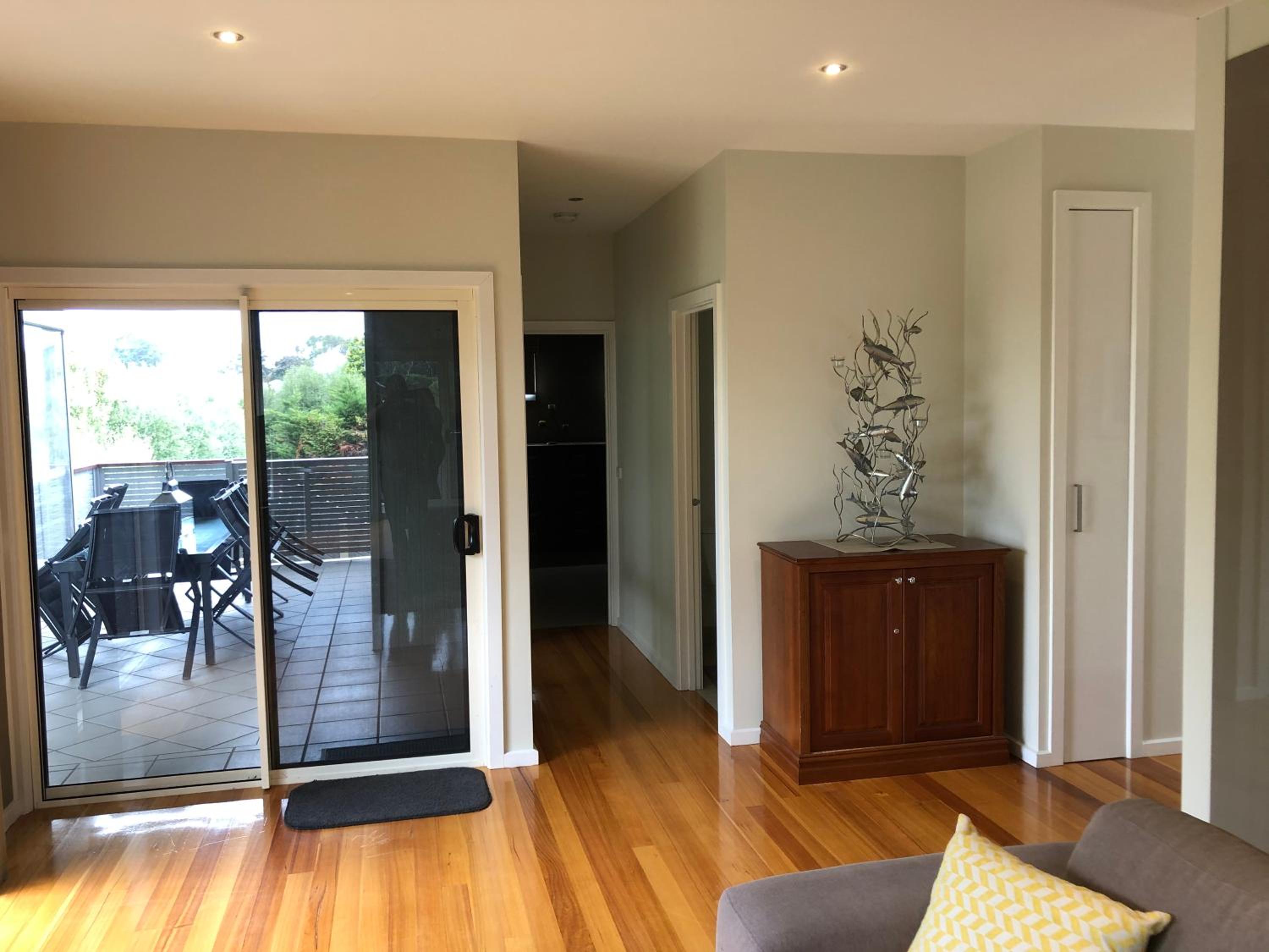 Grand Escape McKenzie - solar heated Pool WiFi, Netflix 5 bdrm 4bthrm, free 8kW EV chging