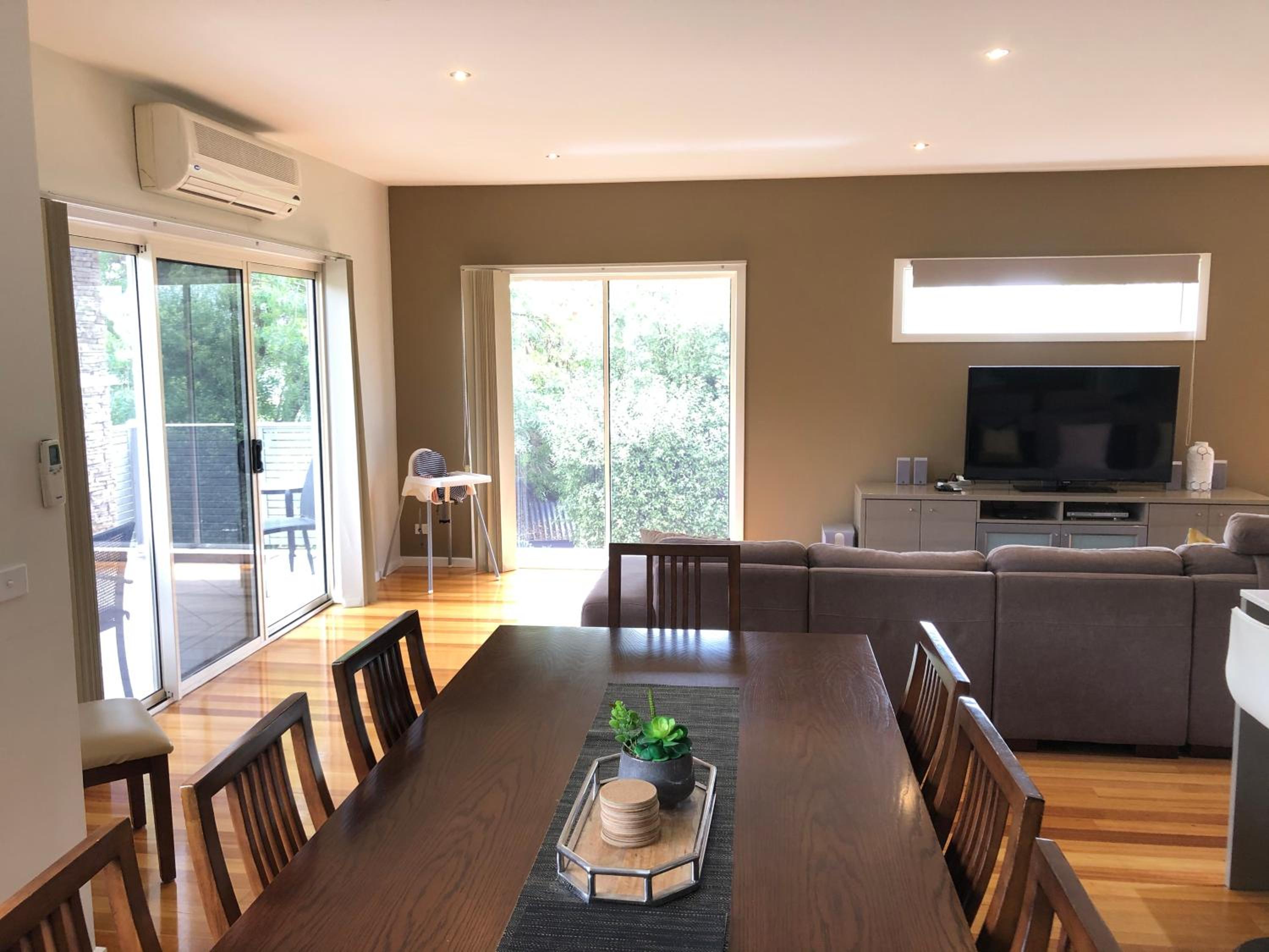 Grand Escape McKenzie - solar heated Pool WiFi, Netflix 5 bdrm 4bthrm, free 8kW EV chging