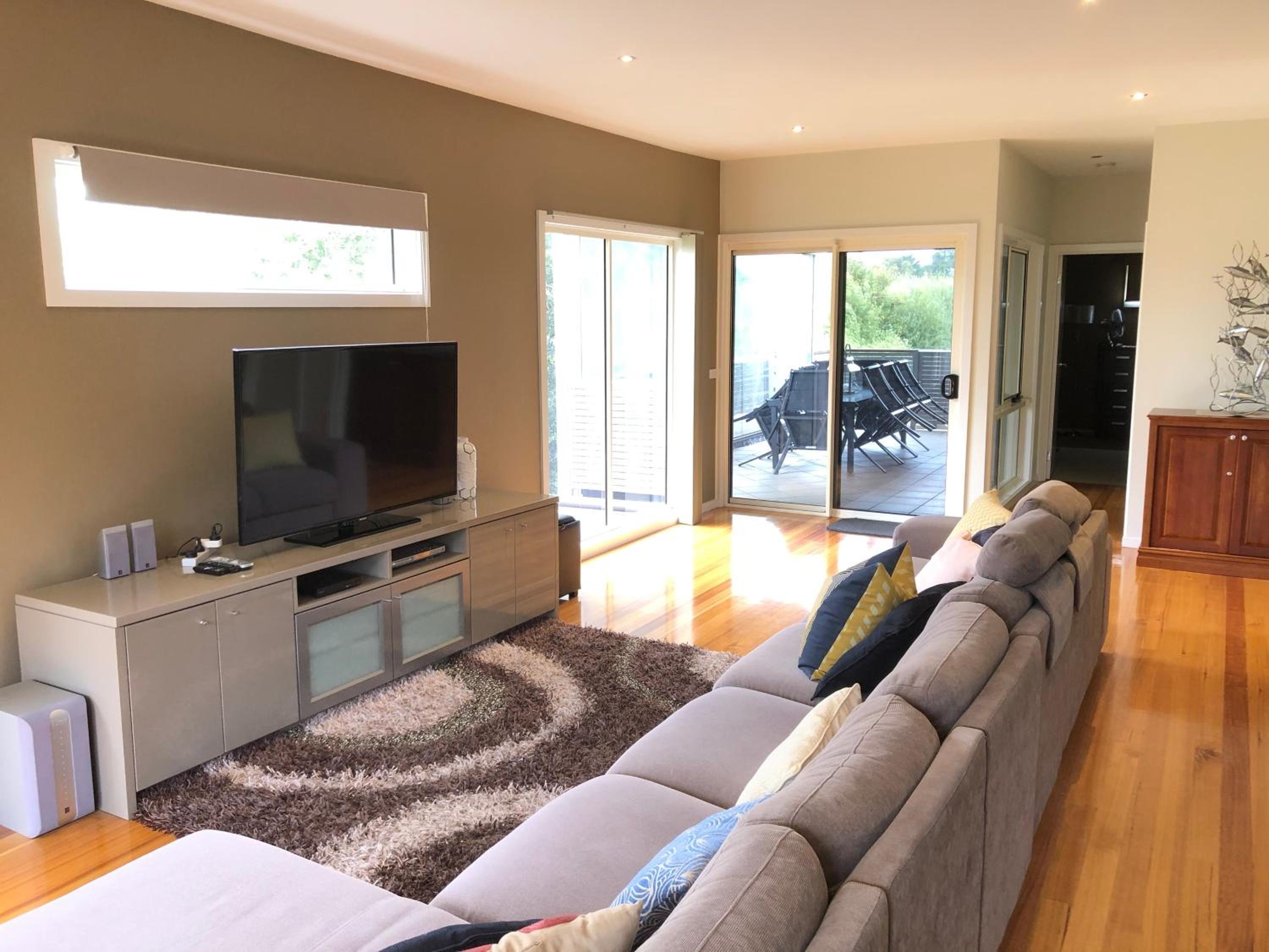 Grand Escape McKenzie - solar heated Pool WiFi, Netflix 5 bdrm 4bthrm, free 8kW EV chging