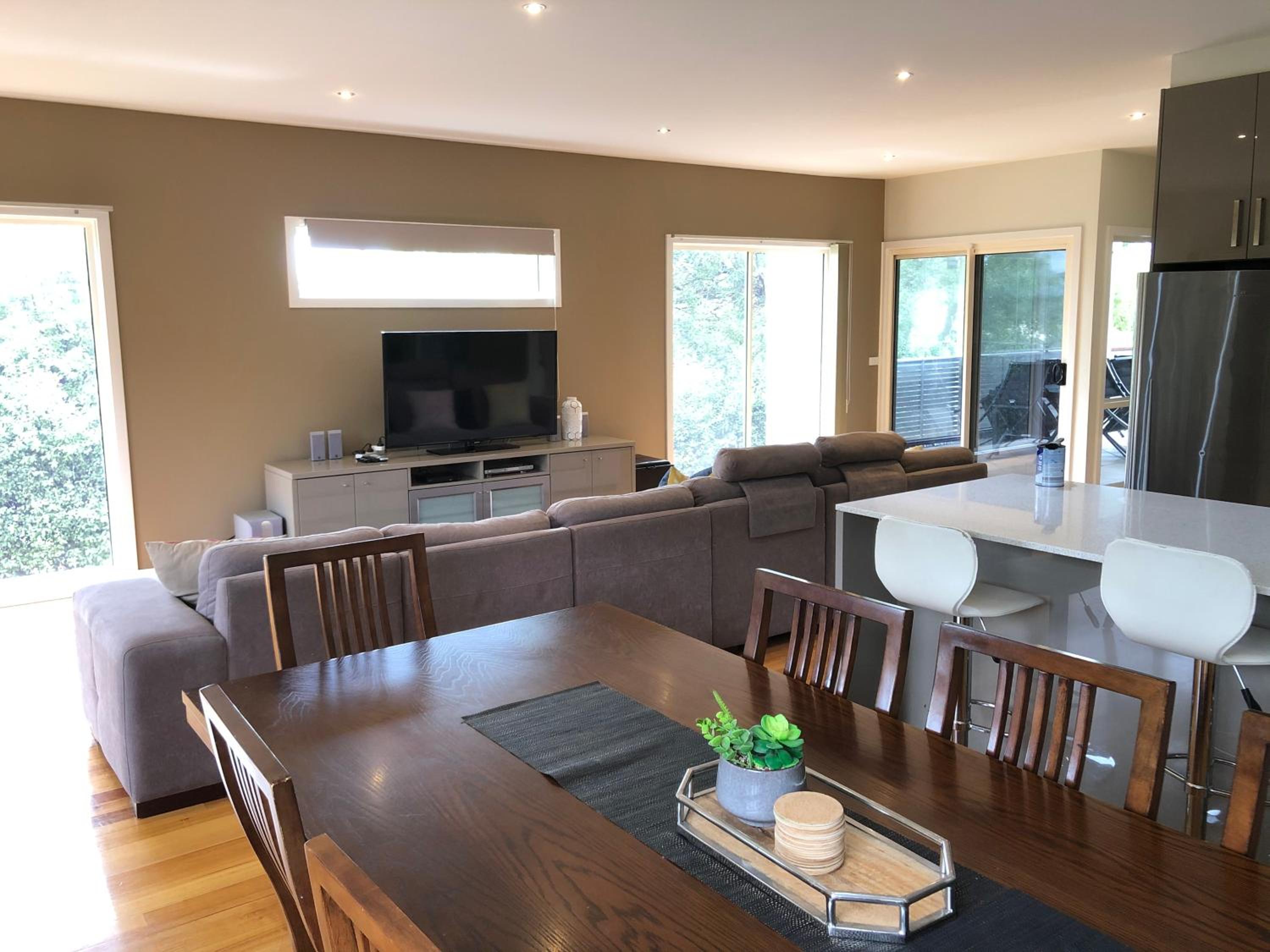 Grand Escape McKenzie - solar heated Pool WiFi, Netflix 5 bdrm 4bthrm, free 8kW EV chging